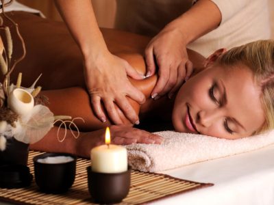 masseur-doing-massage-female-shoulder-beauty-salon (1)